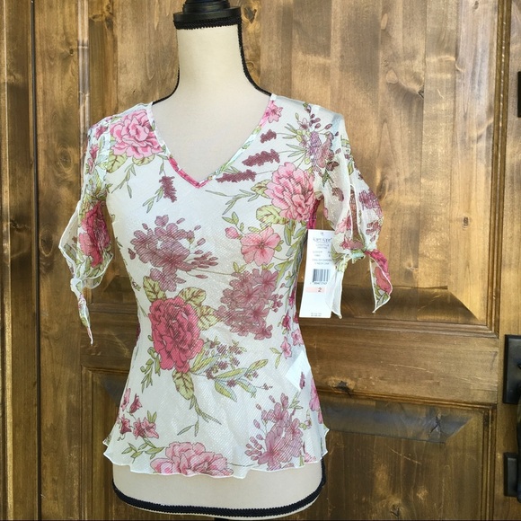 *New Karen Kane Floral sheer shimmer v-neck 🌷 - Picture 1 of 4